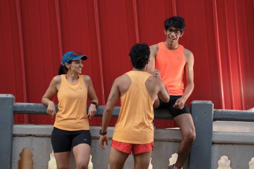 How moisture-wicking materials aid urban joggers in heat