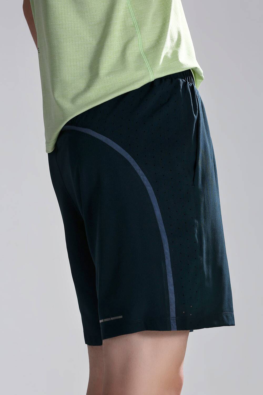 Close-up of spacious side pocket on men’s Pulse Cross Training Shorts #Color_Bristo Lake