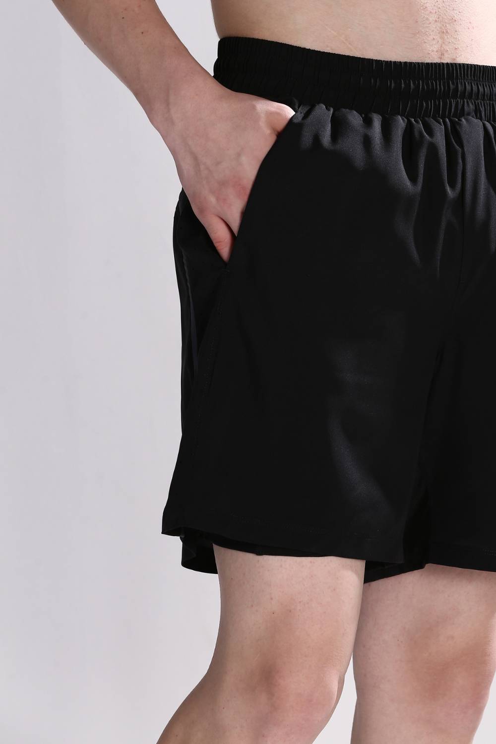 Close-up of spacious side pocket on men’s Pulse Cross Training Shorts #Color_Black