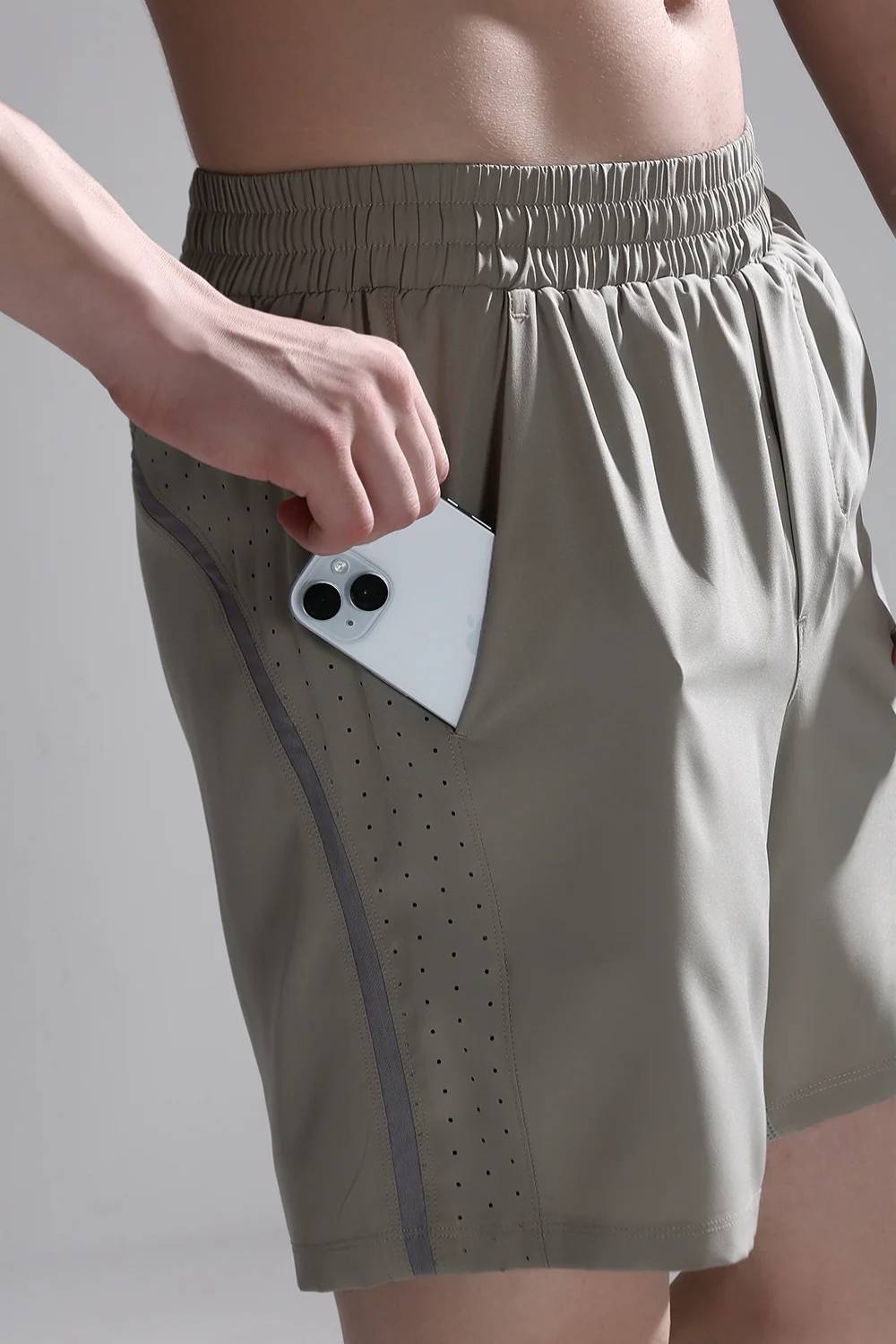 Close-up of spacious side pocket on men’s Pulse Cross Training Shorts #Color_Tech Beige