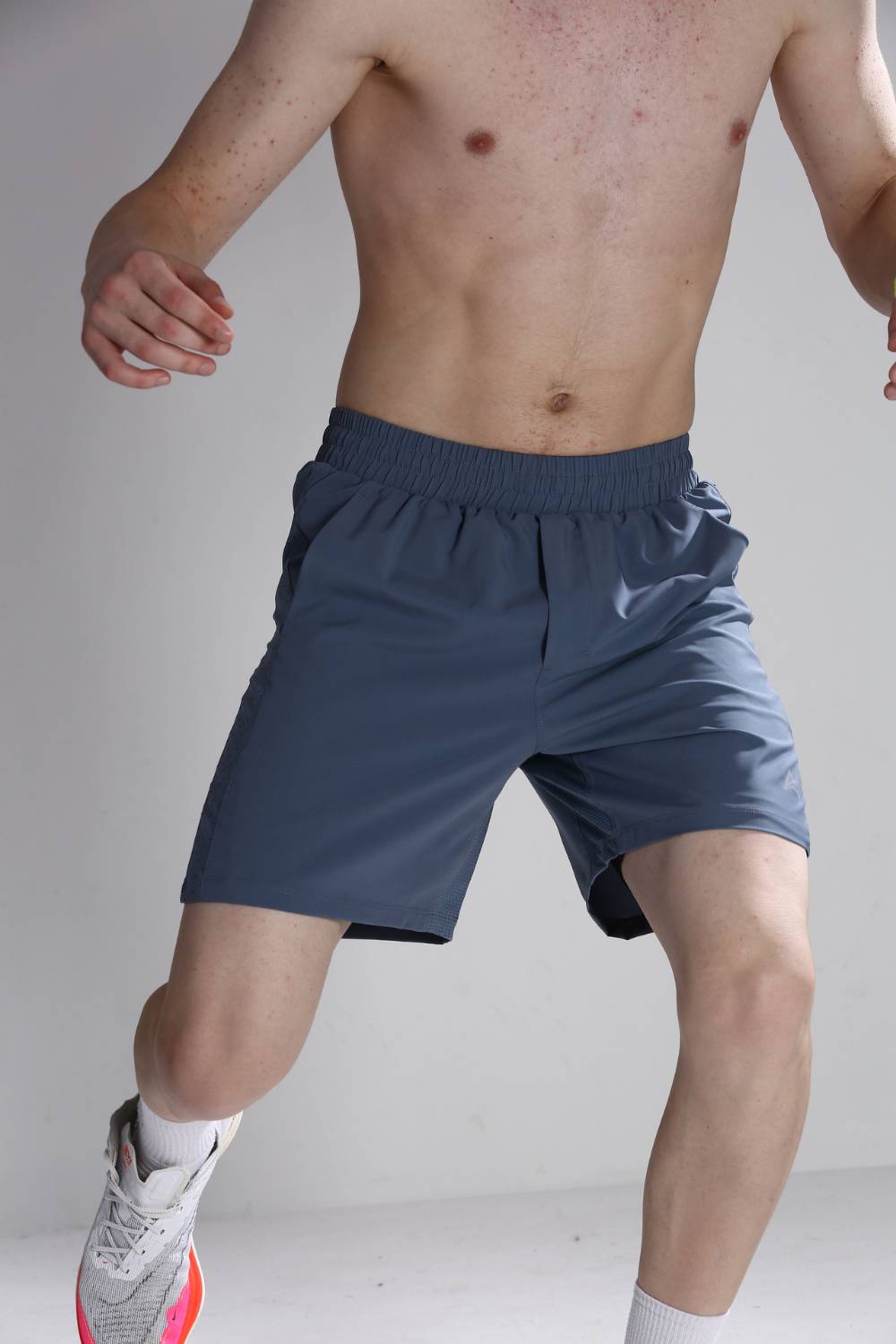 Model wearing 7-inch Pulse Cross Training Shorts for running and cross-training #Color_Raw Steel