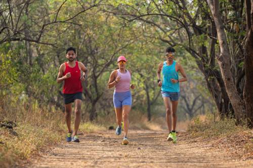How Indian Runners Benefit From Moisture-Wicking Tops